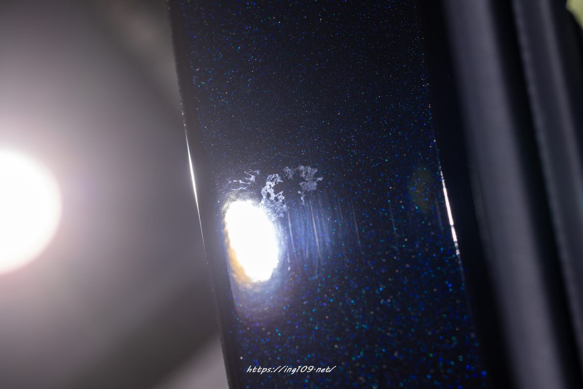 彩ずる仏の鼻を欠く