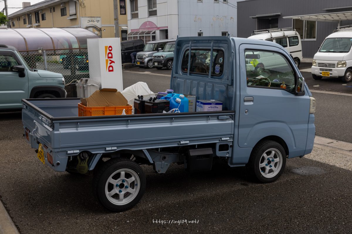 頼むと頼まれては犬も木へ登る